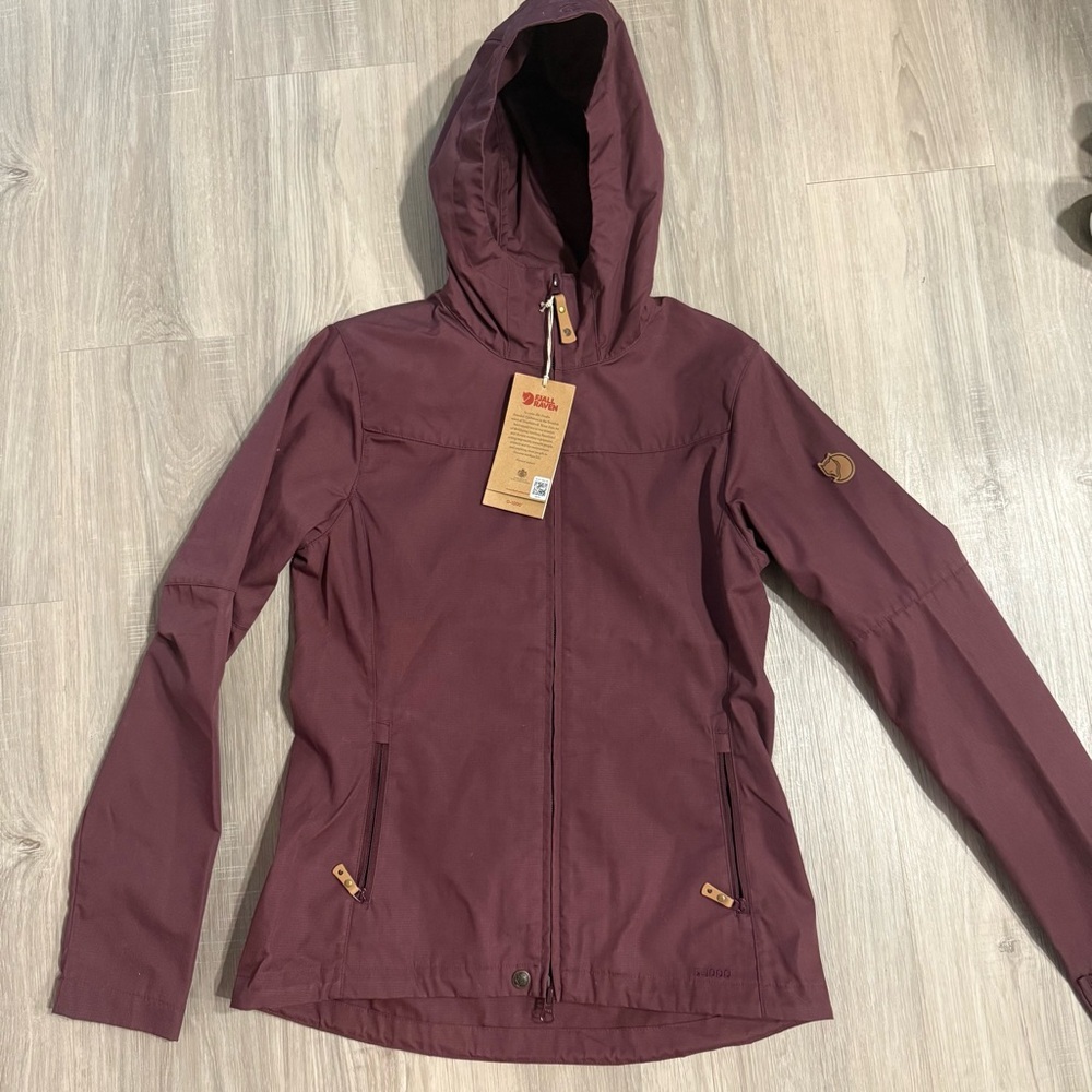 NWT Fjällräven Stina Jacket W – Women’s – Port (burgundy) extra small​